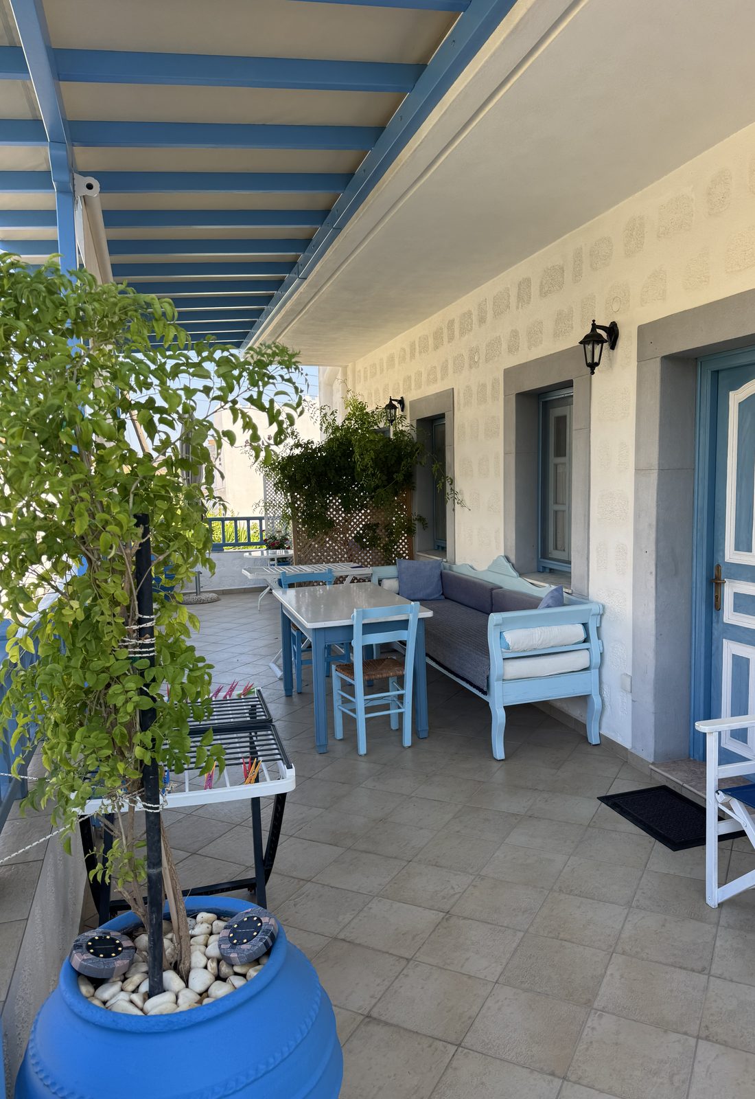 Η σκιασμένη βεράντα του Patmos Villas με την μπλε πέργκολα